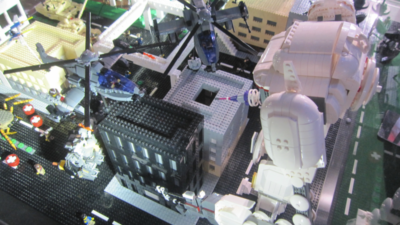 Illustration for article titled Giant Robots and Giant Insects Look Even Cooler in LEGO